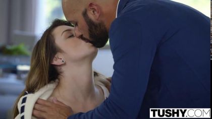 Лысый чувак трахает в тугой анал симпатичную девушку в чулках №2