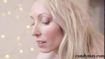 Блондинка мастурбирует влагалище вибратором и доводит себя до оргазма №4