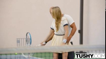 Тренер по теннису трахает в анал блондинку с маленькими сиськами №1