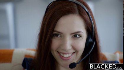 Рыжая телка любит сосать огромный черный член своего приятеля и трахаться раком №1