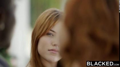 Негр трахает двух рыжеволосых лесбиянок во влажные писечки по очереди №1