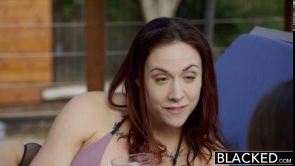 Негр жарит киски двух похотливых подружек по очереди на большой кровати №3