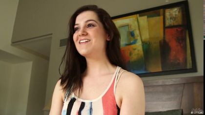 Брюнетка жадно отсасывает член парня и вылизывает его яйца в pov видео №1