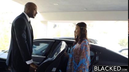 Негр засадил большой член в красотку и отымел ее раком №1