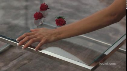 Брюнетку с натуральными сиськами красиво трахают раком на полу и на диване №9