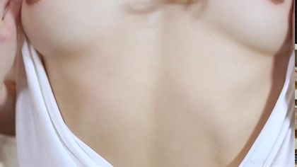 Девушка красиво мастурбирует свою розовую письку пальцами на стуле №2