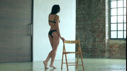 Красивая брюнетка нежно ласкает промежность и кончает от дрочки №1