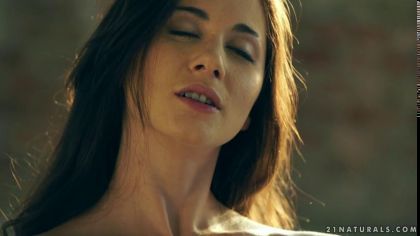 Красивая брюнетка нежно ласкает промежность и кончает от дрочки №7