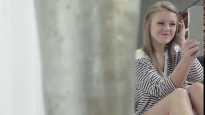 Сисястая девушка нежно мастурбирует свою розовую киску ради удовольствия №1