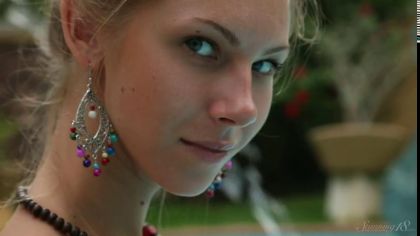 Молоденькая девчонка мастурбирует бритую киску возле бассейна №2