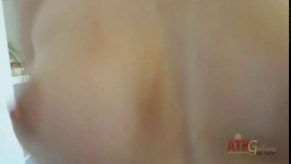 Озорная блондинка светит розовой киской и показывает как дрочит