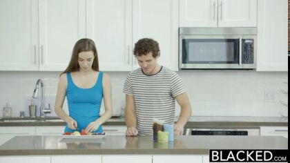 Натуральная красотка раздвинула ноги перед негром и получила большой член №1