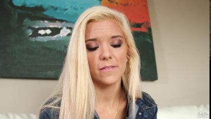 Блондинка отлично сосет мощный член бойфренда в pov видео №2