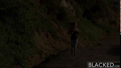 Негр ебет в тугой анал симпатичную блондинку в ярких чулках №1