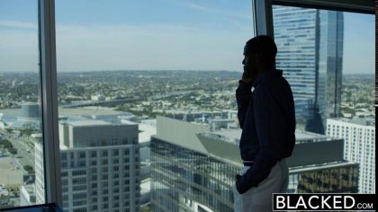 Негр вонзил свой большой член в сочную вагину очаровательной подруги №1