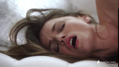 Девушка самостоятельно трахает себя самотыком во влажную дырочку №10