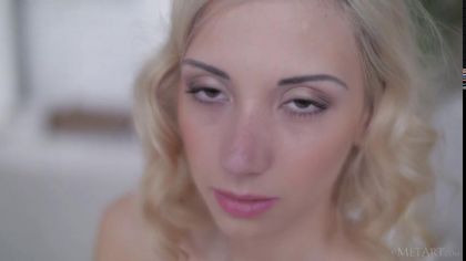 Нежная блондинка показала свою аккуратную и гладенькую пизденку