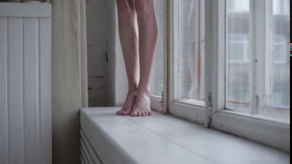 Нежная блондинка показала свою аккуратную и гладенькую пизденку №7