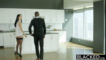 Брюнетка пробует черный член на вкус и встает раком перед негром №1