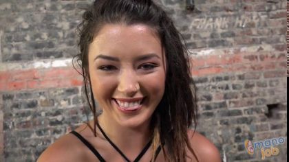 Девушка мастурбирует член мужика и получает струю спермы на лицо №1