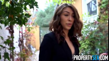 Девушка напросилась на жаркий секс с соседом во дворе своего дома №1