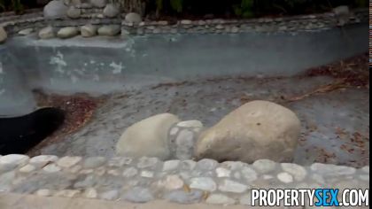 Девушка напросилась на жаркий секс с соседом во дворе своего дома №2