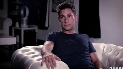 Брюнет в синей майке и джинсах соблазнительно потрахал соседку №3