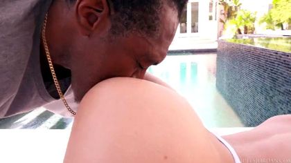 Негр ставит раком белую соседку в чулочках и долго имеет в теплое анальное отверстие №4