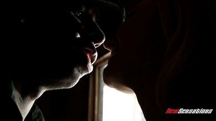 Негр в черной кепке растягивает белой подруге влагалище толстой дубиной №1