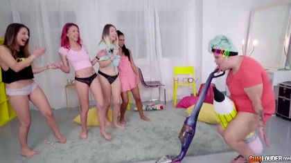 Два мужика ебутся с красоткой с розовыми волосами и кончают ей в горло №2