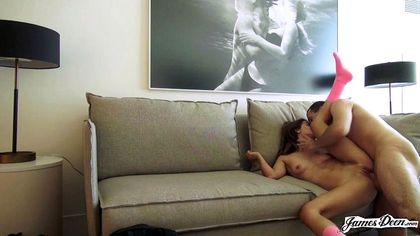 Девка в розовых гетрах присела сверху на массивный хуй пацана №2