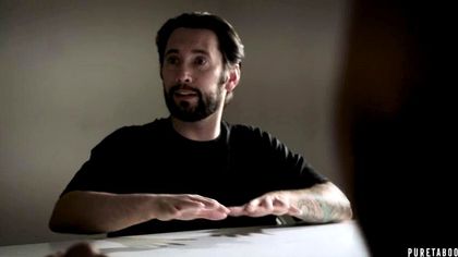 Два копа на допросе отфистили и трахнули бритыми хуями подозреваемую №1