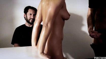 Два копа на допросе отфистили и трахнули бритыми хуями подозреваемую