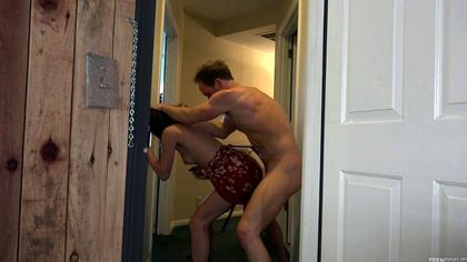 Пара на лестнице трахается в ротик и пилотку до кончи перед камерой №4