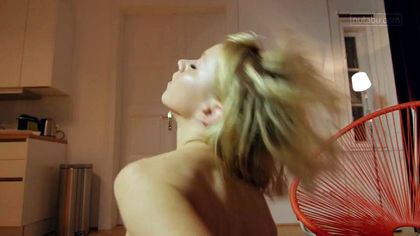 Распутница сняла серые трусики и в кресле сунула металлический дилдо в писюню №10