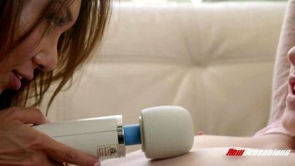 Красотки в нижнем белье и чулках целуют нежно бритые пизденки