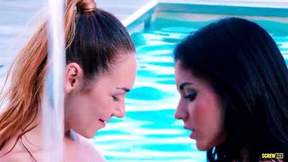 Две подруги после бассейна натирают язычками волосатые пизденки №2