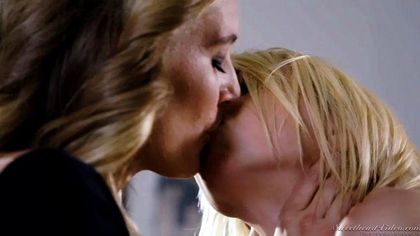 Учительница подарила студентке секс со страпоном и заставила кончить №3