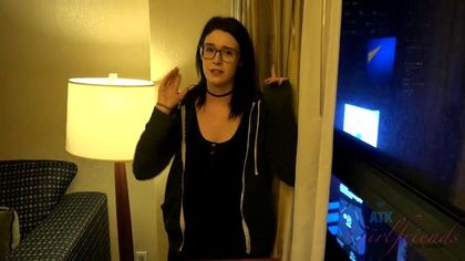 Студентка впивается глубоким ротиком в бритый хер зрелого учителя на кровати №1