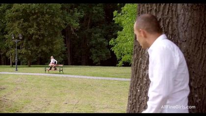 Тренер в парке на лавочке отодрал спортсменку в красном платье и чулках №1