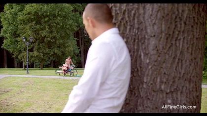 Тренер в парке на лавочке отодрал спортсменку в красном платье и чулках №3