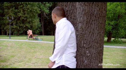 Тренер в парке на лавочке отодрал спортсменку в красном платье и чулках №6