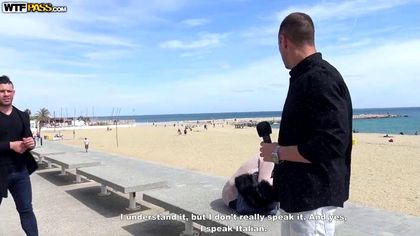 Два мужика на улице красиво ласкают большими дубинами журналистку №1