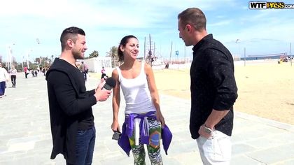 Два мужика на улице красиво ласкают большими дубинами журналистку №2