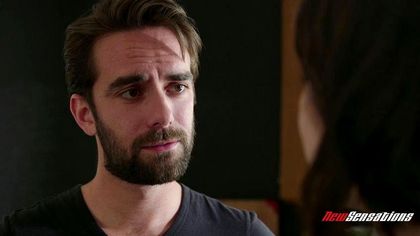 Бородатый художник раскрутил натурщицу в розовых трусиках на секс в писюлю №1