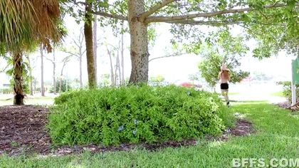 Три подруги в смешных пижамах прыгают по очереди на хую спортсмена №1