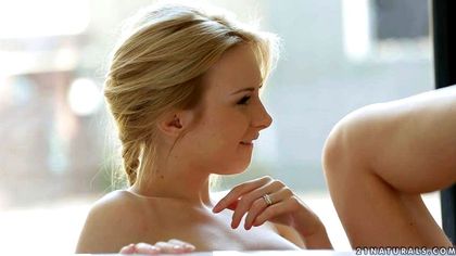 Девушка с утра заскочила к женатому соседу на еблю на белом стуле №3