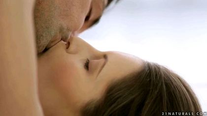 Красивая пара занимается романтическим вагинальным сексом в постели №5