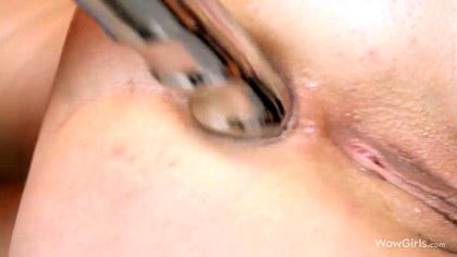 Девушка снимает черные лосины и в синих туфлях сует дилдо в очко