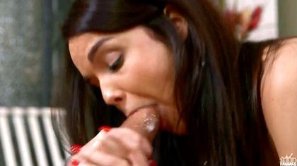 Девушка на спор вылизывает и отсасывает от кончи толстую елду латиноса